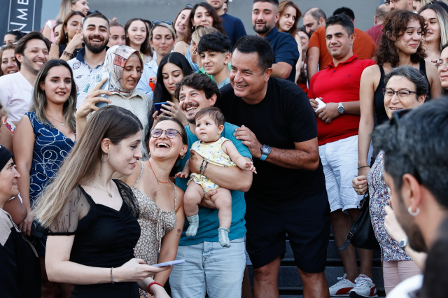 Acun Ilıcalı, 1100 çalışanını tatile götürdü! Gönüllerince eğlendiler