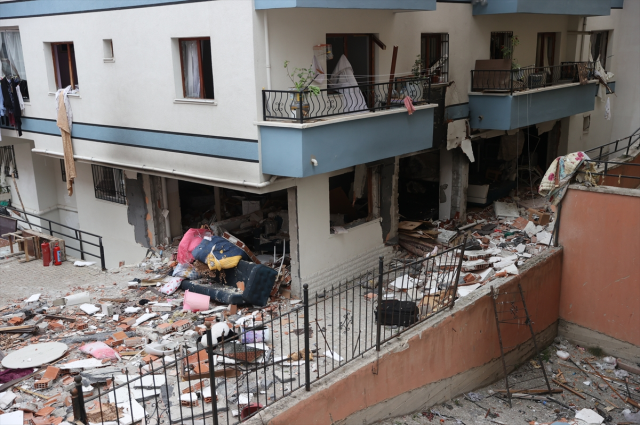 Son dakika: Ankara'da 6 katlı bir binada doğal gaz patlaması! 1 kişi hayatını kaybetti