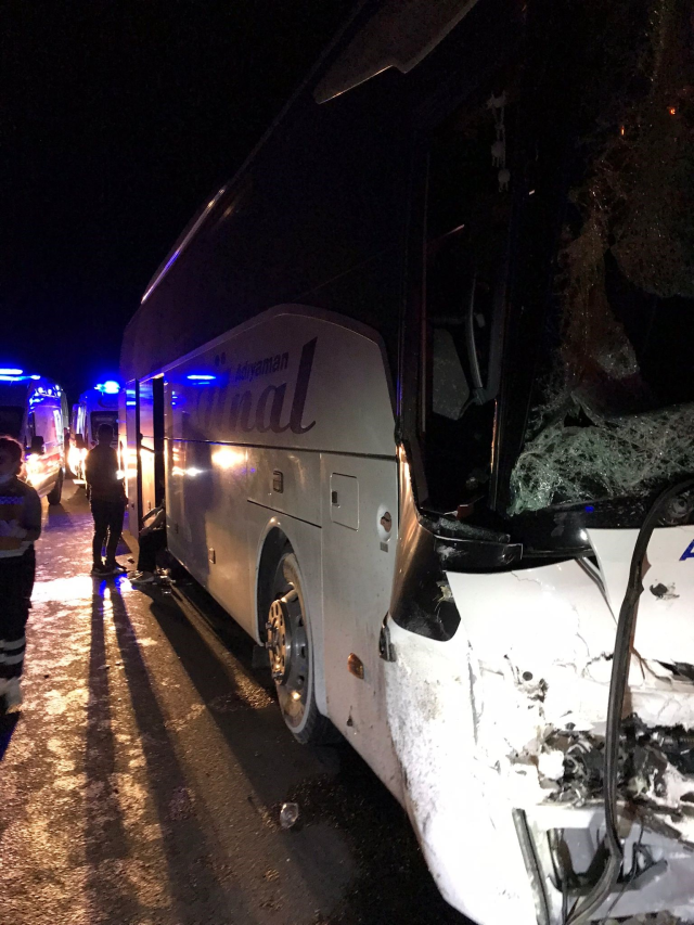 Otomobil ile yolcu otobüsünün çarpışmasında ortalık kan gölüne döndü: 2 ölü, 20 yaralı