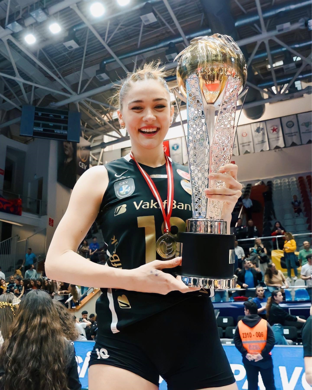 Milli voleybolcu Zehra Güneş'in pozu ünlüler dünyasını salladı