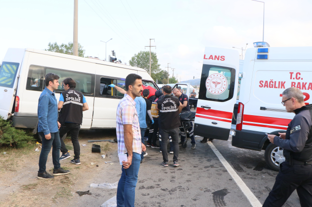 Işık ihlali yapan kamyon, öğrenci servisine çarptı: 1 ölü, 4 yaralı