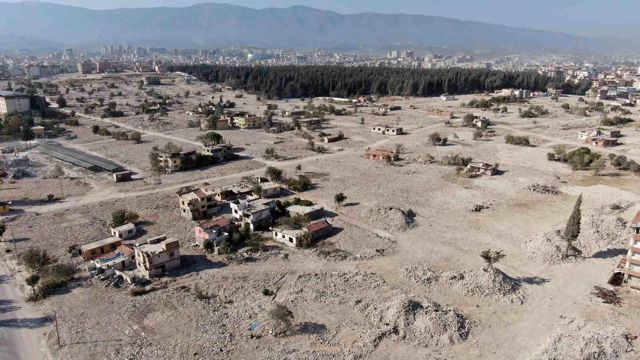 Hatay'daki enkazın yüzde 72'si kalktı! Büyük felaketten geriye bu bomboş araziler kaldı