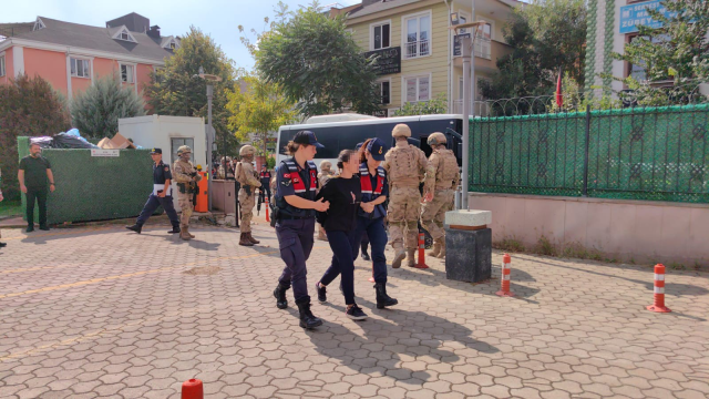 Terkinler çetesi üyeleri adliye önündeki gazetecilere ayakkabı fırlattı: Çok güzel reklam yaptınız bizi