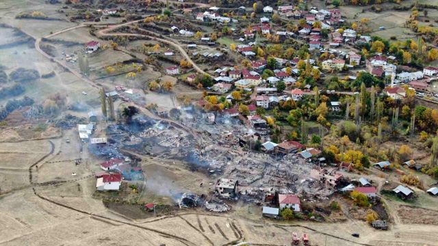 47 evin kül olduğu köyün son hali! Ortalık savaş alanına döndü