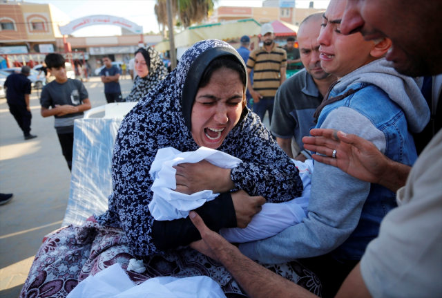 İsrail'in hava saldırısında Al Jazeera muhabirinin eşi ve çocukları hayatını kaybetti