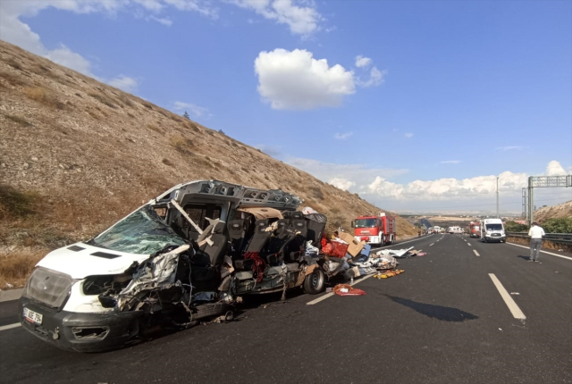 Gaziantep-Şanlıurfa otoyolunda minibüs devrildi: 5 ölü, 5 yaralı