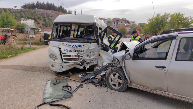 Yolcu dolu minibüs ciple çarpıştı: 11 yaralı var