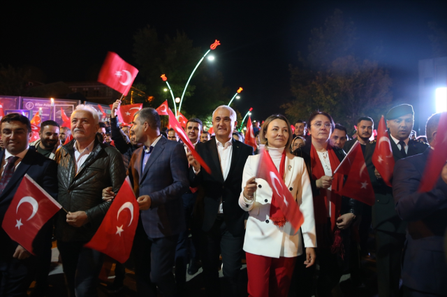 81 ilden görüntü yağıyor! Cumhuriyetin 100. yılı yurt genelinde coşkuyla kutlanıyor