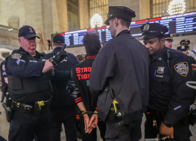 Barış yanlısı Yahudi gruplar, New York metrosunda toplandı! Çok sayıda kişi tutuklandı