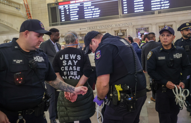 Barış yanlısı Yahudi gruplar, New York metrosunda toplandı! Çok sayıda kişi tutuklandı