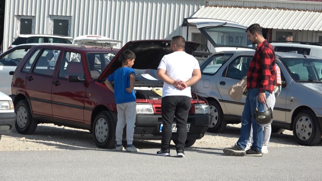 Oto pazarlarında durgunluk! 3-4 ay önce iğne atsan yere düşmüyordu, şimdi sinek avlıyorlar