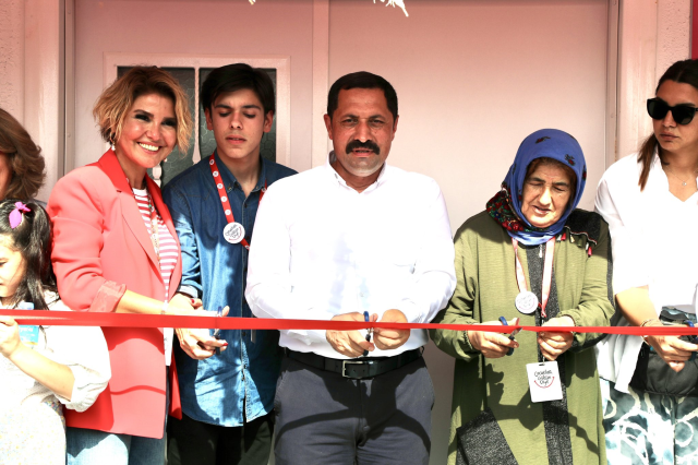 Gülben Ergen, Hatay'da açtığı okula depremde ölen Taha Duymaz'ın adını verdi