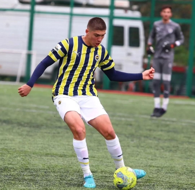 Fenerbahçe'de yeni bir yıldız doğuyor! Taraftarlar, Yusuf Akçiçek'in formayı giymesi için seferber oldu