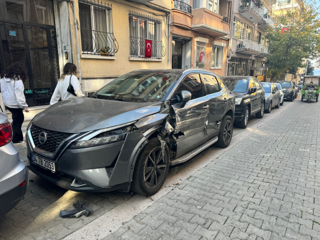 Kadıköy sokaklarında hızla ilerleyen tır, 20 aracı hurdaya çevirdi