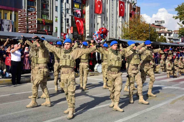 Cumhuriyet Bayramı kutlamalarına damga vuran görüntü! Komandoların zeybek oyunu izleyenleri mest etti