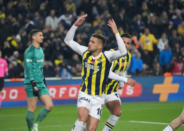 Geri döndüler! Fenerbahçe'nin yıldızından 10 dakikada 2 gol