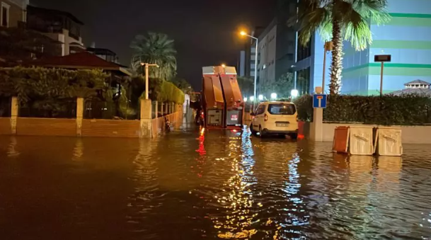 İzmir'de kuvvetli yağış ve fırtına nedeniyle denizle kara birleşti! Vatandaşlar araçlarının peşine düştü