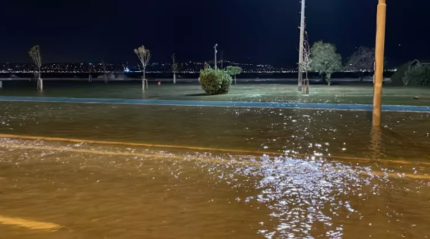 İzmir'de kuvvetli yağış ve fırtına nedeniyle denizle kara birleşti! Vatandaşlar araçlarının peşine düştü