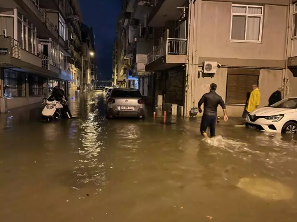 İzmir'de kuvvetli yağış ve fırtına nedeniyle denizle kara birleşti! Vatandaşlar araçlarının peşine düştü