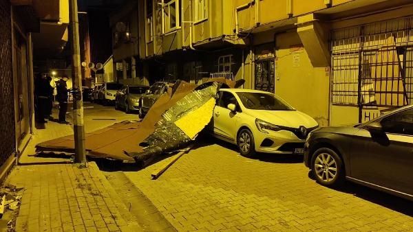 İstanbul'da fırtına nedeniyle çatılar uçtu