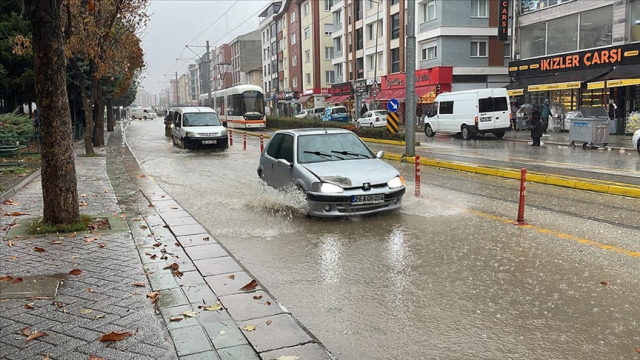 Meteoroloji'den aralarında İstanbul, Ankara ve İzmir'in de olduğu 72 il için sarı ve turuncu kodlu uyarı