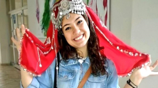 Aybüke öğretmenin bağlaması hediye edilen Cumhurbaşkanı Erdoğan, gözyaşlarına hakim olamadı