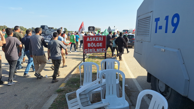 İsrail'i protesto etmek için İncirlik Hava Üssü'ne girmeye çalışan kalabalığa polisten sert müdahale