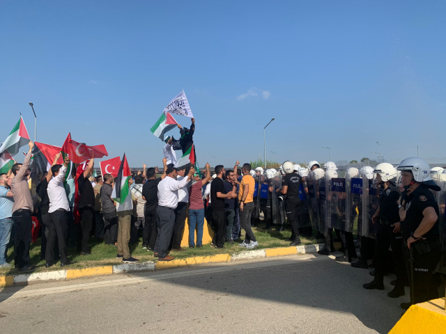 İsrail'i protesto etmek için İncirlik Hava Üssü'ne girmeye çalışan kalabalığa polisten sert müdahale