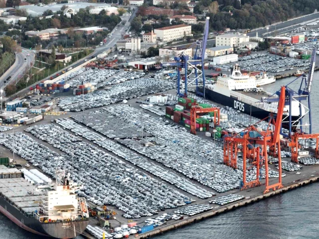 Binlercesi Haydarpaşa Limanı'nda! İkinci el araç fiyatlarını daha da düşürecek görüntü