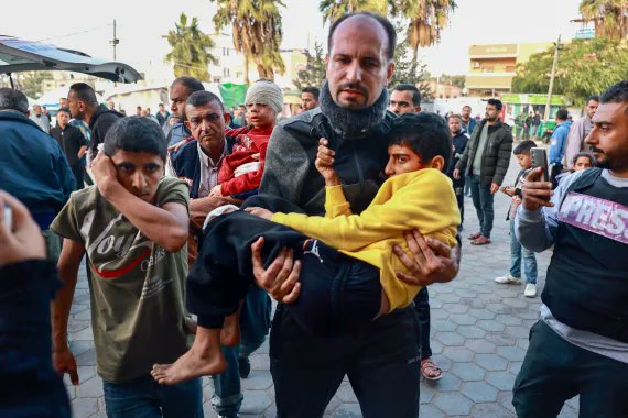 Endonezya Hastanesi'ni kuşatan İsrail ordusu, dışarı kaçanları vurmaya başladı! Çok sayıda can kaybı var