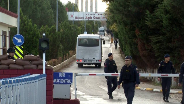 Dilan Polat ve Sıla Doğu polisler eşliğinde Marmara Cezaevi'ne getirildi