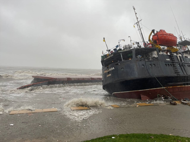 Zonguldak'ta ikiye bölünen gemide korku dolu anlar! Mürettebat böyle yardım istemiş