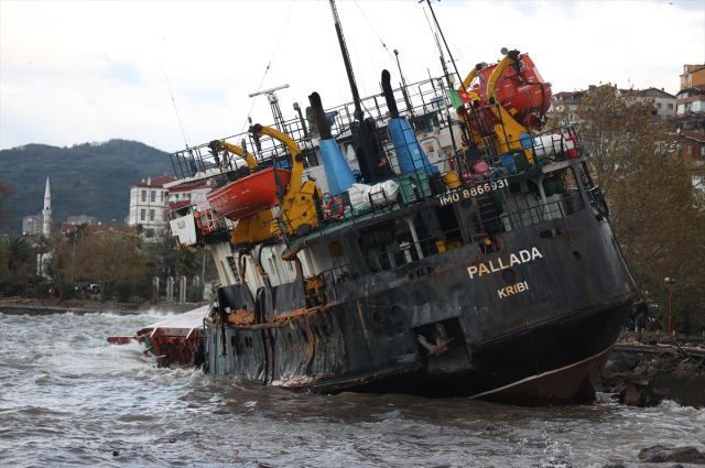 Zonguldak'ta ikiye bölünen gemide korku dolu anlar! Mürettebat böyle yardım istemiş