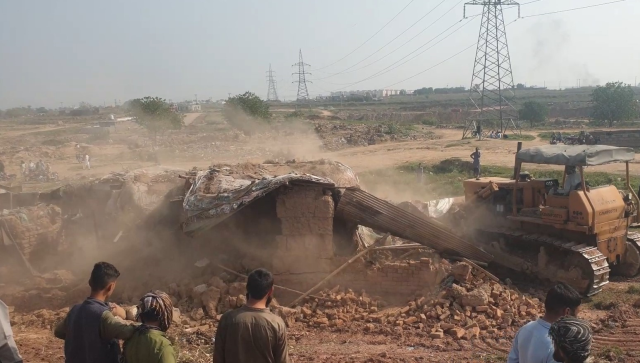 Pakistan'ın zorla gönderdiği Afgan mülteciler sınır kapılarına yığıldı