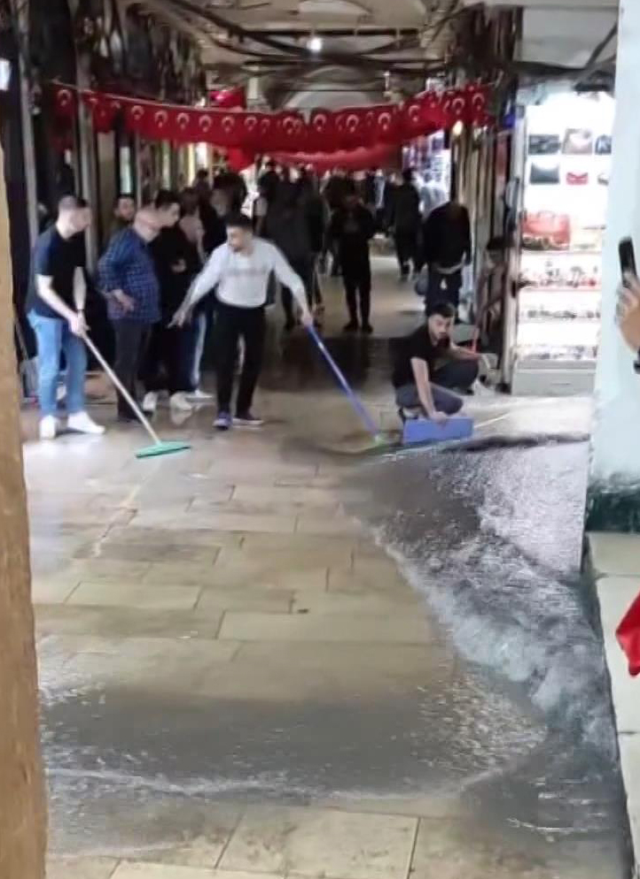 İstanbul'u sağanak yağış vurdu, ev ve iş yerlerini su bastı