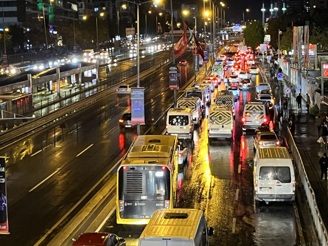 İstanbul'u sağanak yağış vurdu, ev ve iş yerlerini su bastı