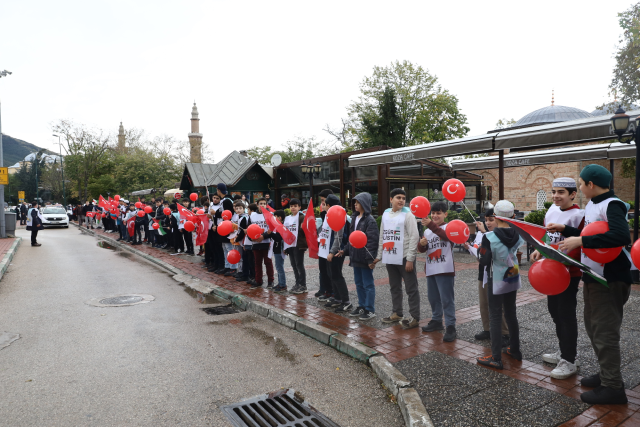 Bursa'da 5 bin çocuk, Filistin İçin 1,5 km'lik sevgi zinciri oluşturdu