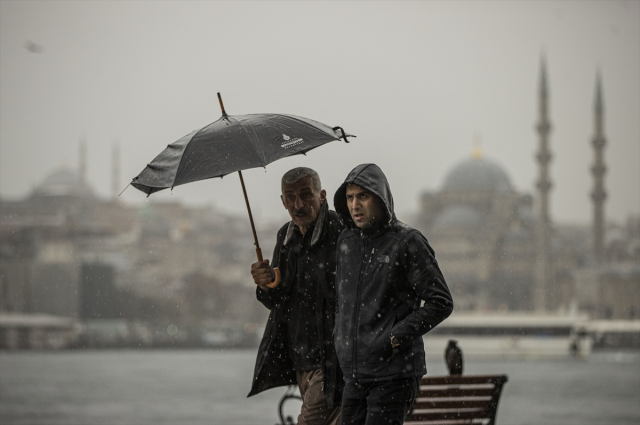 İstanbul Valisi Gül: Şiddetli yağış ve fırtına akşam saat 22.00'ye kadar devam edecek