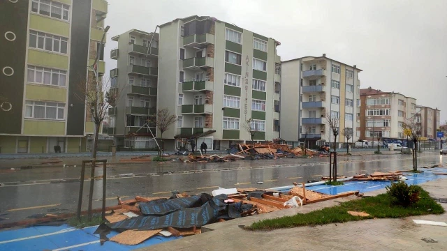 Sakarya'da şiddetli fırtına ve yağış Karasu ilçesini vurdu