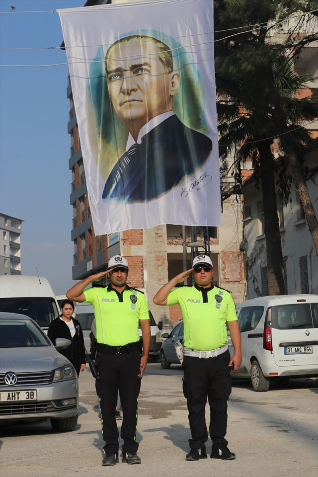 Saat 9'u 5 geçe hayat durdu! Tüm Türkiye, Ulu Önder Mustafa Kemal Atatürk için saygı duruşunda bulundu