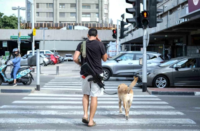 İsrail'de siviller silahlandı: Tel Aviv sokaklarında endişe verici manzaralar