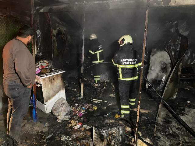 Depremzede ailelerin kaldığı iki konteyner yanarak küle döndü