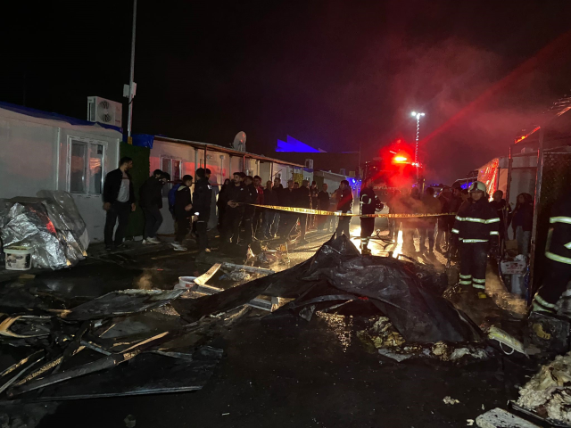 Depremzede ailelerin kaldığı iki konteyner yanarak küle döndü