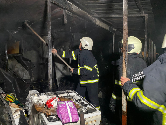 Depremzede ailelerin kaldığı iki konteyner yanarak küle döndü