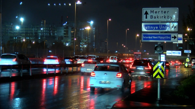 İstanbul'da yağış ve fırtına! Ağaç otomobilin üzerine devrildi, İETT otobüsünü su bastı