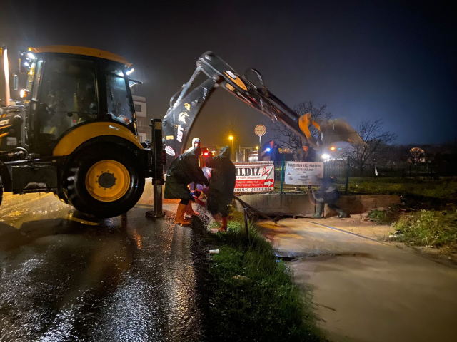 Çanakkale'de akşam saatlerinde bastıran yağmur sonrası bazı mahalleleri su bastı