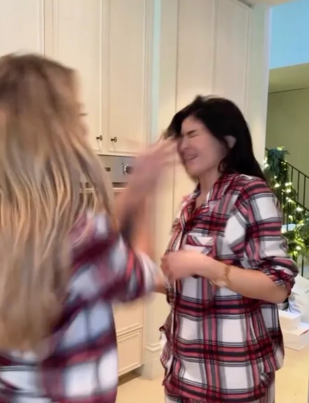 Khloe Kardashian, kız kardeşi Kylie Jenner'a tokat attı