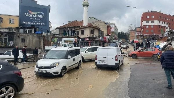 Su borusunun patladığı kentte iş yerlerini su bastı, yollar göle döndü