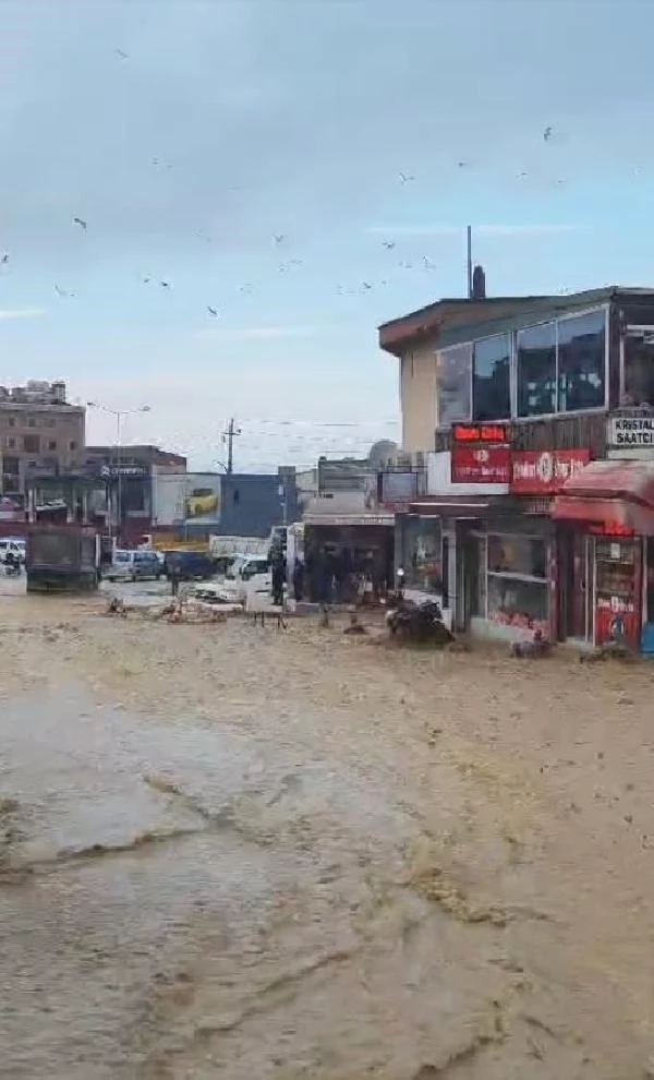 Su borusunun patladığı kentte iş yerlerini su bastı, yollar göle döndü