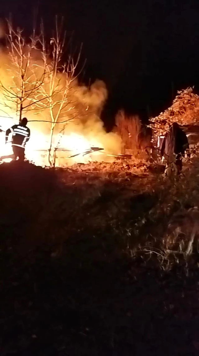 Köylülere kızan adam canlı yayıp açıp evini ateşe verdi: Benden tüm izleyenlere gelsin